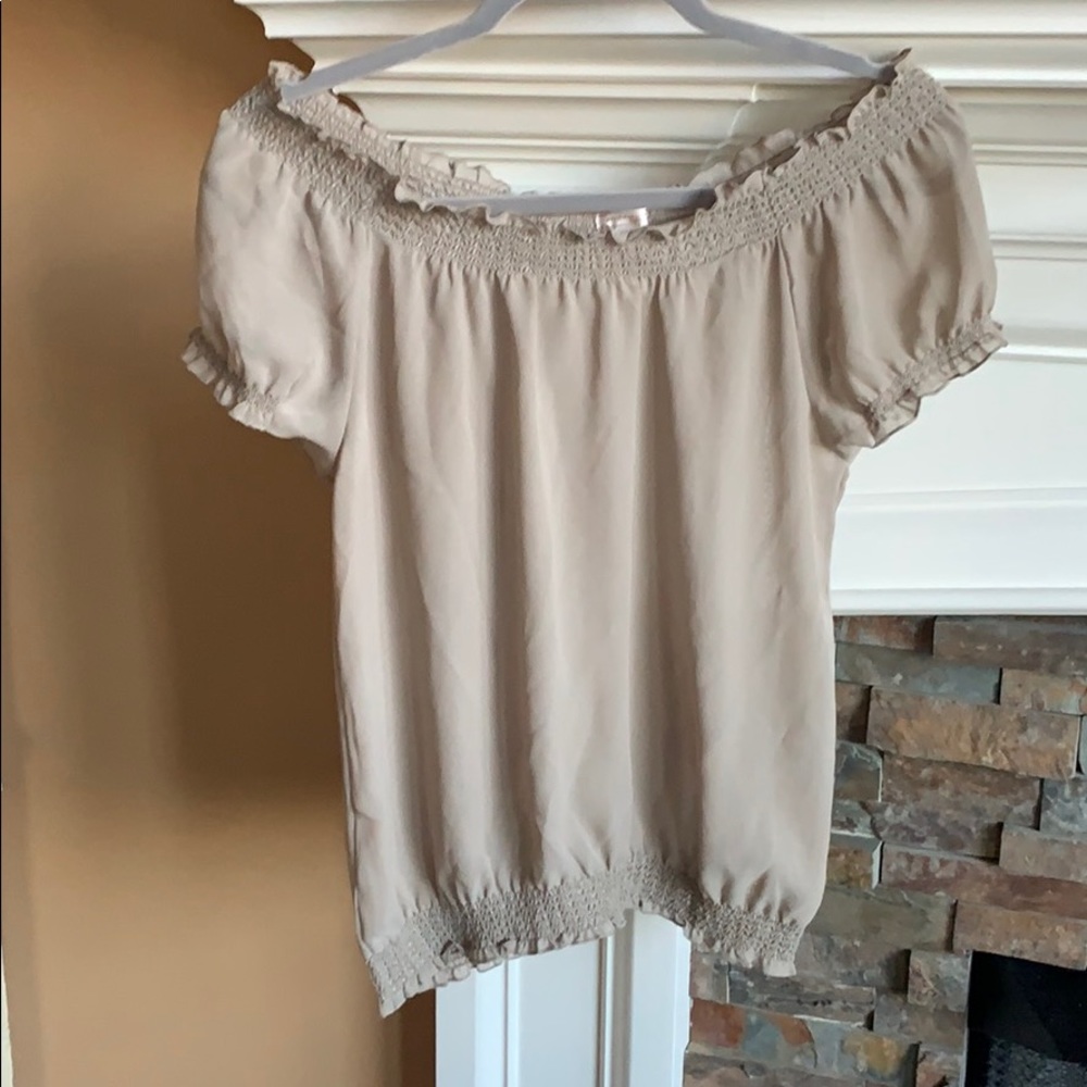 NWOT on or off shoulder shirt